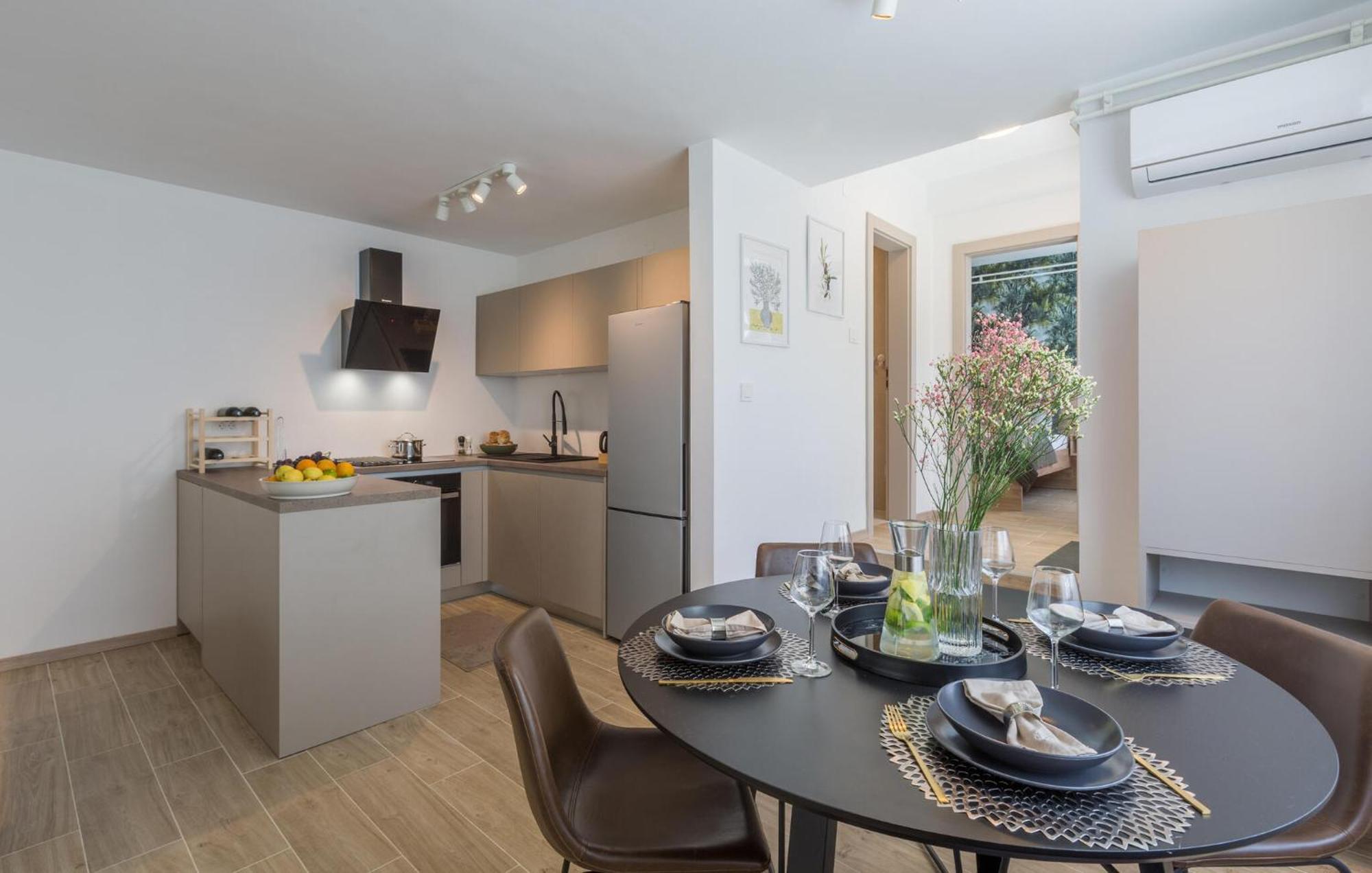 1 Bedroom Beautiful Apartment In Пореч Экстерьер фото